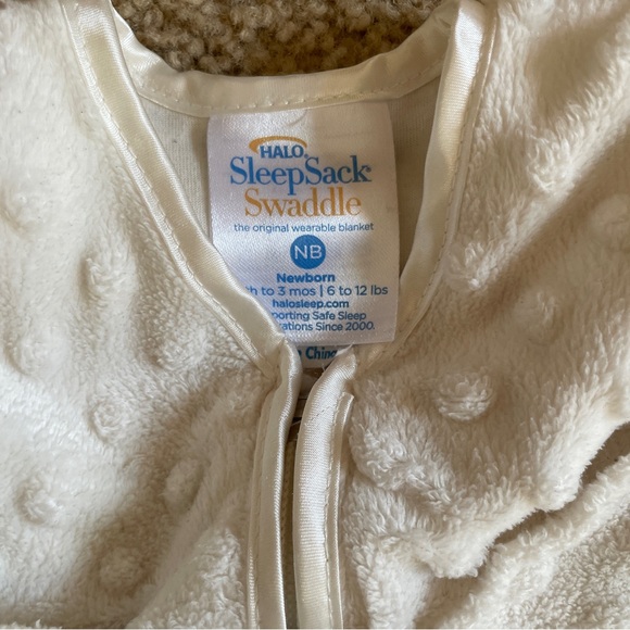 HALO Sleepsack Plushy Dot Velboa Swaddle- Newborn - Picture 2 of 3
